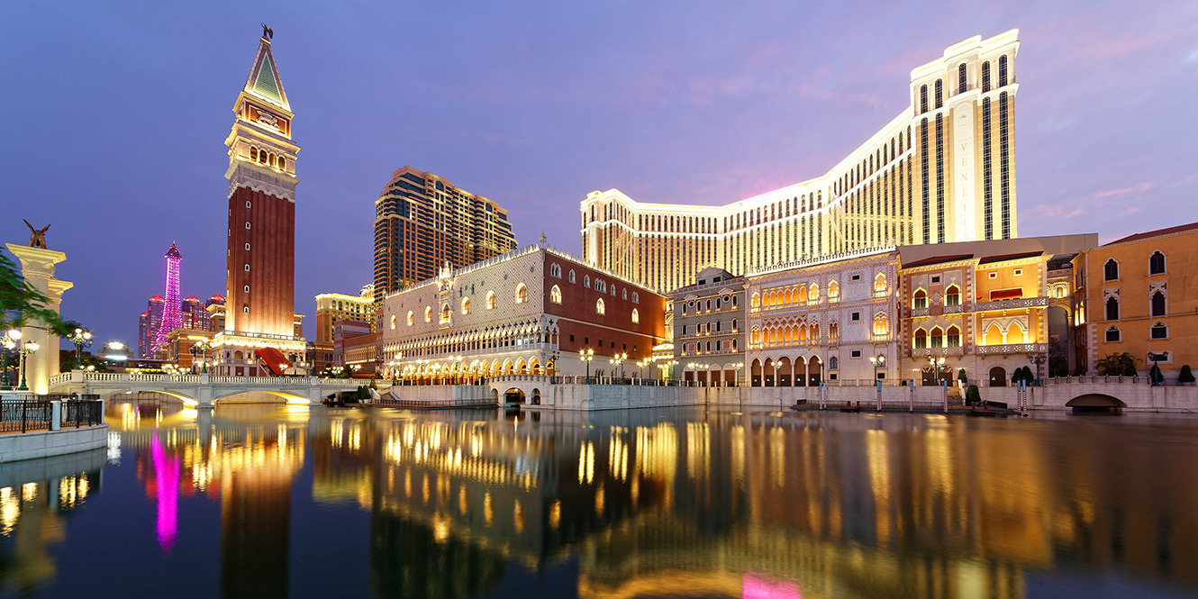 南京市明發(fā)江灣大酒店LED洗墻燈定制亮化項(xiàng)目